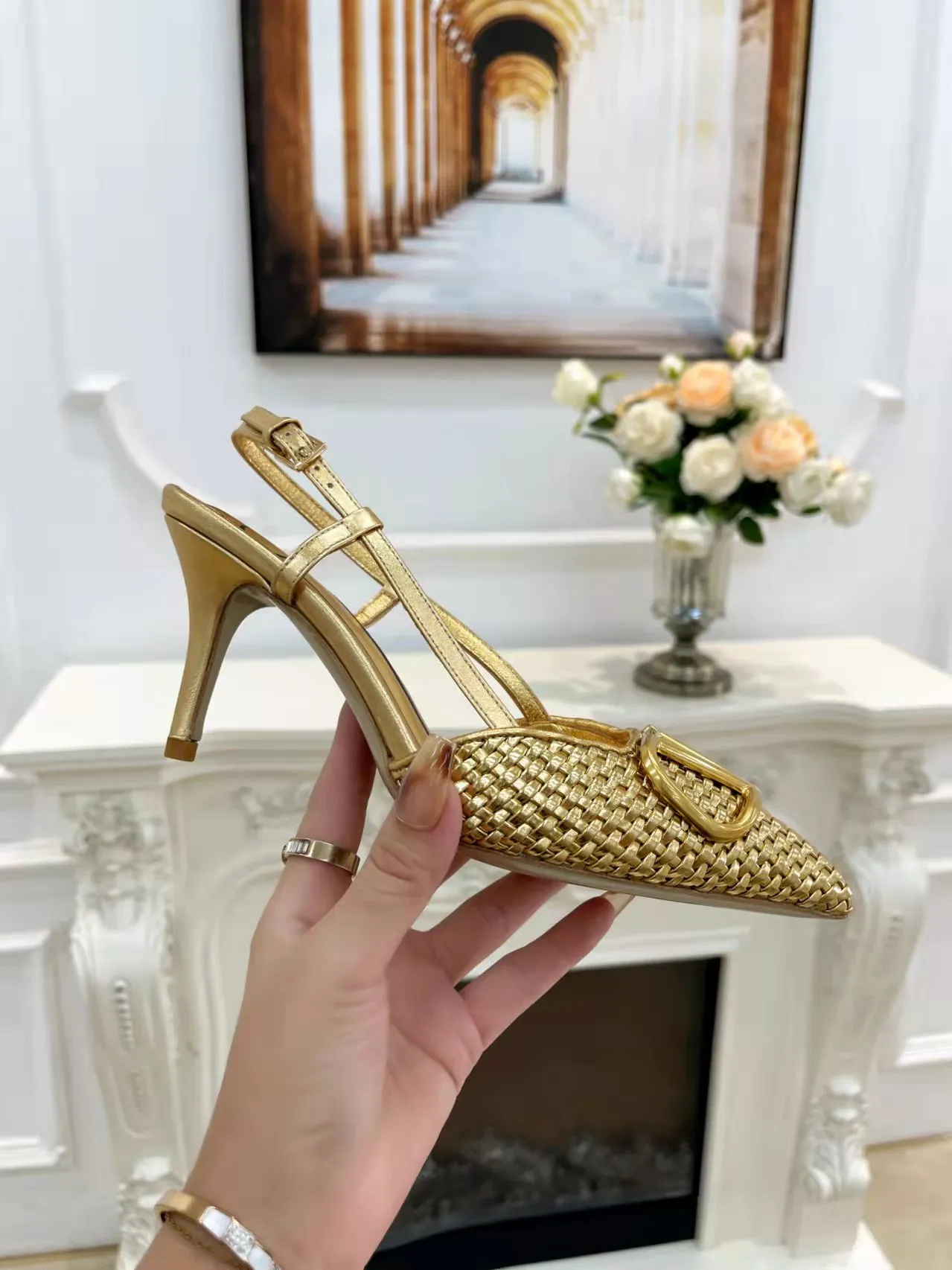 👟👟Ex-factory price 440👟👟 Genuine leather sole +40 Top version 𝑉𝐴𝐿𝐸𝑁𝑇𝐼𝑁𝑂 Valentino new spring and summer women's 5⃣️color empty back sandals. The unique [V family hand-woven] brings out a full sense of high-end, and the new season will live up to expectations! Worth buying★Absolutely high-grade❥Original method, Absolutely sensual❥Elegant style, creating a different feeling, simple and elegant style!  Code number: 35-41 (34-42 is custom-made and non-returnable) Inner lining: Sheepskin lining Heel height: 7.5 cm Leather outsole + 40 rubber outsole